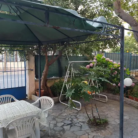 A Due Passi Dal Mare Con Giardino